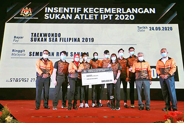 Jason-Loo-Jun-Wei-of-YPC-and-Taekwondo-Team-Receiving-Cash-Incentive-Worth-RM9000-From-Minister-of-Higher-Education 5 Jason Loo Jun Wei of YPC and Taekwondo Team Receiving Cash Incentive Worth RM9000 From Minister of Higher Education