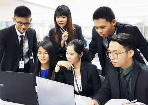 degree-in-e-business-technology-and-management-student-discussion